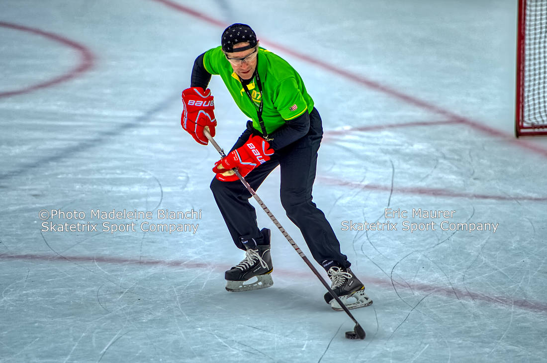 eric maurer ice hockey player stick handling goal D434366